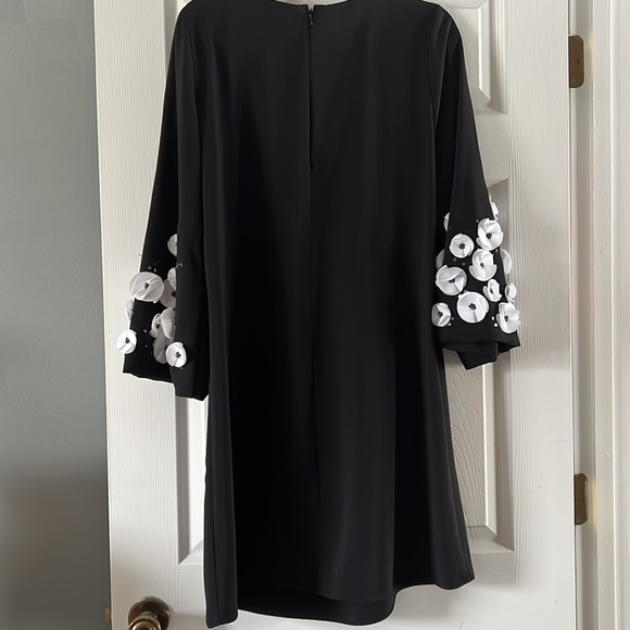 Women’s Dress - Picture 4 of 4